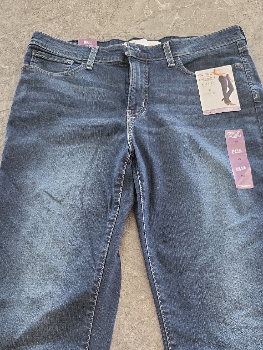 Levi's Signature Mid Rise Straight Jeans